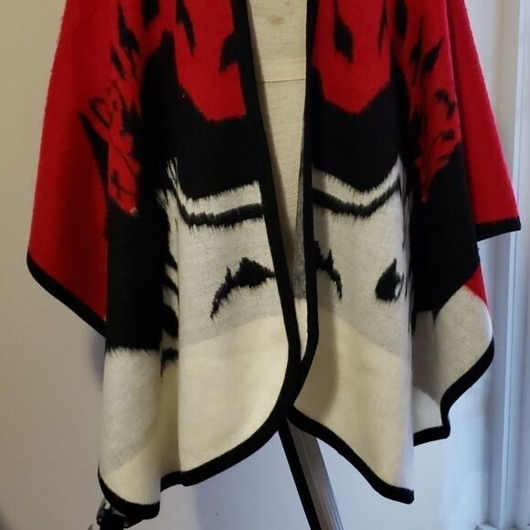 Beautiful Red/black/white Ecuadorian Wool Cape - Picture 3 of 9